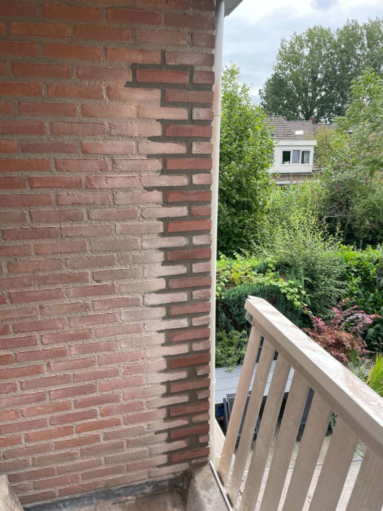 Herstelde bakstenen gevel met vernieuwd voegwerk door Dama Schoorsteen- en Geveltechniek