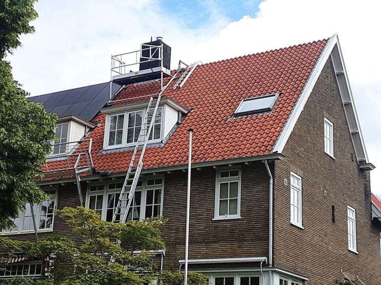 Schoorsteenrenovatie met steiger rondom schoorsteen op klassieke Nederlandse villa — vakkundig en veilig werken op hoogte door Dama Schoorsteenen & Geveltechniek