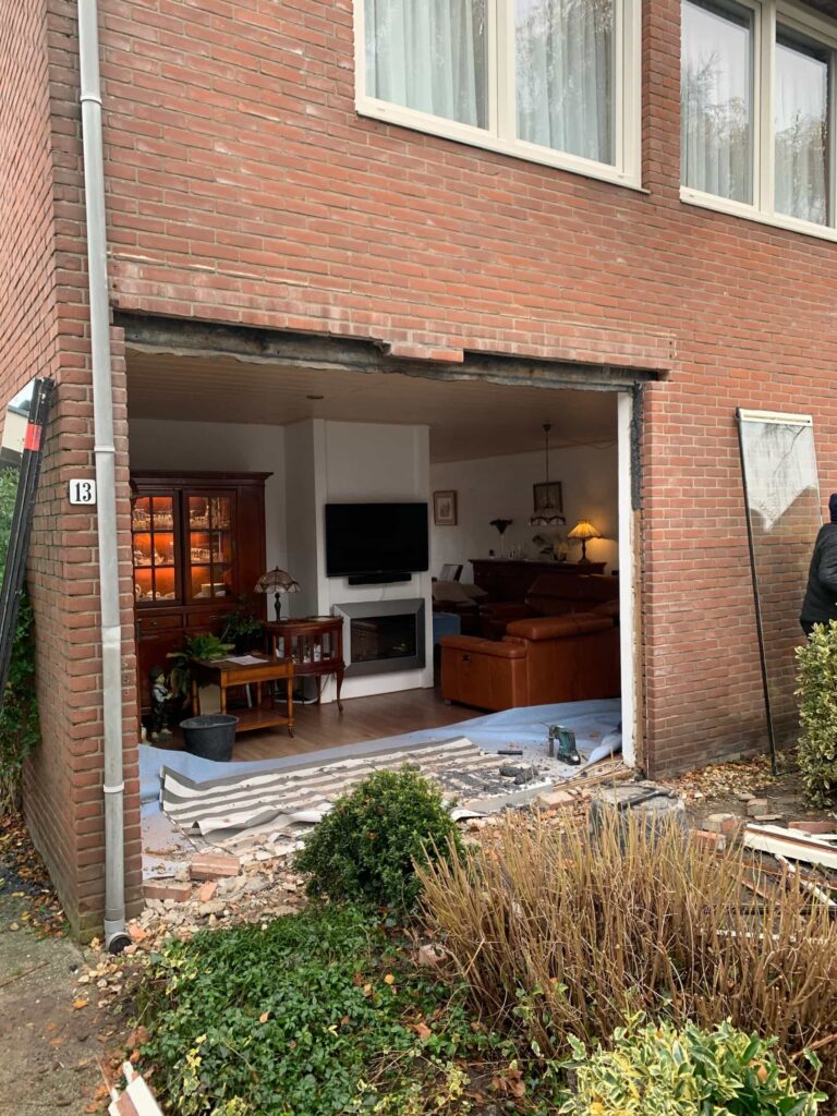Doorbraak in bakstenen gevel met stalen lateibalk voor nieuw kozijn — gevelaanpassing door Dama Schoorsteenen & Geveltechniek